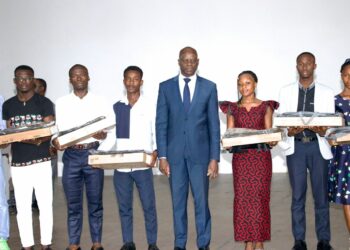 Côte d&rsquo;Ivoire: Le ministre Adama Diawara offre 200 ordinateurs et une bibliothèque numérique de 96 000 ouvrages aux meilleurs étudiants.