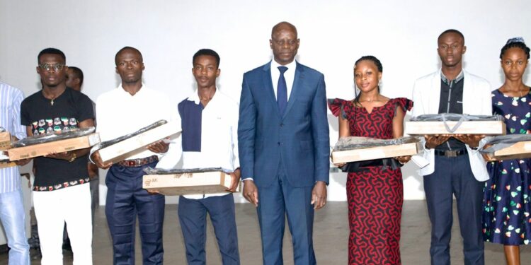 Côte d’Ivoire: Le ministre Adama Diawara offre 200 ordinateurs et une bibliothèque numérique de 96 000 ouvrages aux meilleurs étudiants.