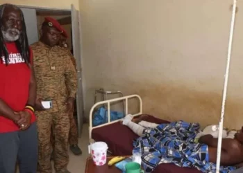 Tiken Dja Fakoly au chevet des soldats burkinabè blessés au front