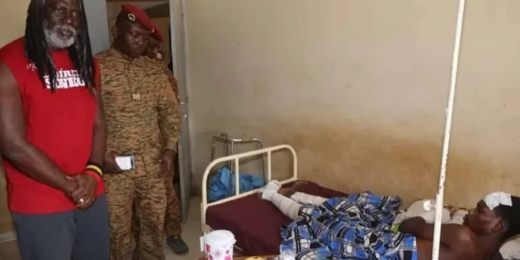 Tiken Dja Fakoly au chevet des soldats burkinabè blessés au front