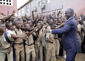 Congés anticipés: le maire Bictogo sensibilise les élèves de Yopougon