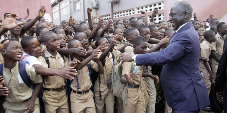 Congés anticipés: le maire Bictogo sensibilise les élèves de Yopougon