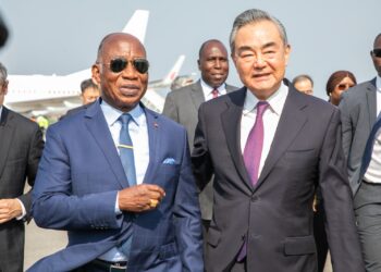 Coopération Ivoiro-Chinoise: En visite, Wang Yi accueilli à Abidjan par Adom Kacou