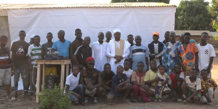 Koro/CAN 2023: Soumahoro Ali dote Bontou et Moako de kits pour suivre les matchs