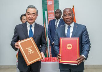 CAN 2023: La Chine offre 6 autobus à propulsion électrique et des bornes de recharge à la Côte d’Ivoire