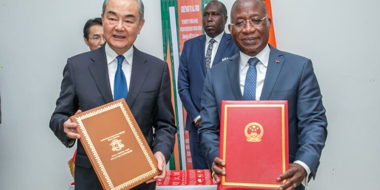 CAN 2023: La Chine offre 6 autobus à propulsion électrique et des bornes de recharge à la Côte d’Ivoire