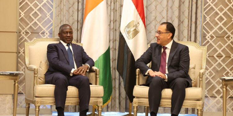 Adama Bictogo s’entretient avec le Premier ministre égyptien Moustafa Kemal Madbouli, au Caire