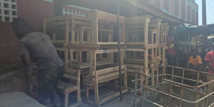 Gesco/Cha-Hélène: Bacongo offre 10 millions F et du matériel aux responsables pour la reprise des cours.