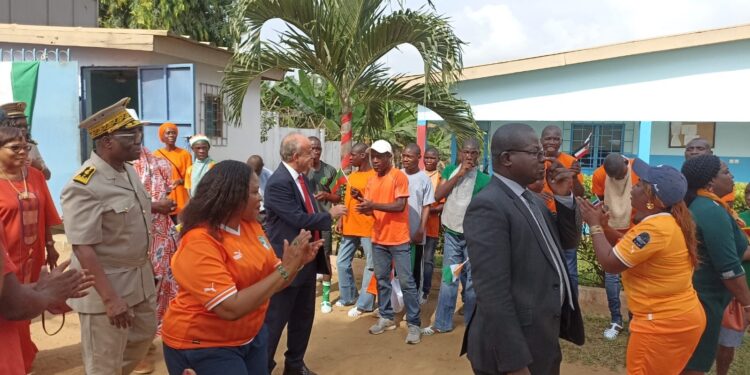 Pouponnière de Dabou : L’ambassadeur de France célèbre le Mardi gras avec les enfants porteurs de handicap