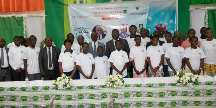 Côte d’Ivoire: le Ministre Adama Diawara prime 32 lauréats du concours national de physique