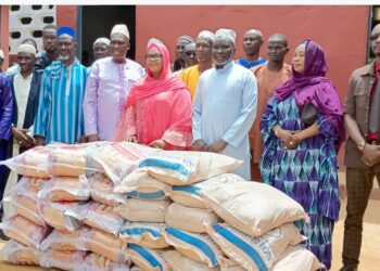 Anyama: Fatima Bamba offre des vivres à la communauté musulmane