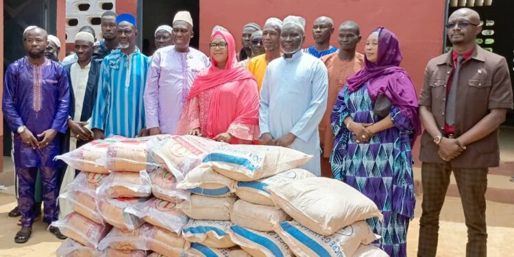 Anyama: Fatima Bamba offre des vivres à la communauté musulmane