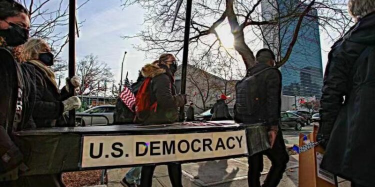 (contribution) Sommet pour la démocratie : de l’espoir à la déception