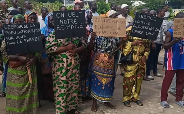 Grand-Bassam: Les déguerpis du quartier Phare Laka marchent sur la Préfecture et la Mairie.