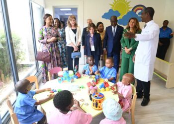 Madame Laura Mattarella visite l’Hôpital Mère-Enfant de Bingerville 