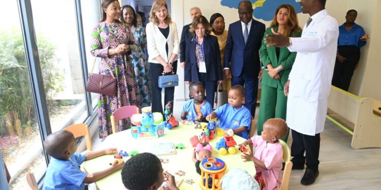 Madame Laura Mattarella visite l’Hôpital Mère-Enfant de Bingerville