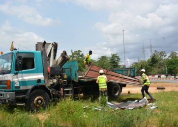 Amadou Coulibaly lance une vaste opération de démantèlement des panneaux irréguliers