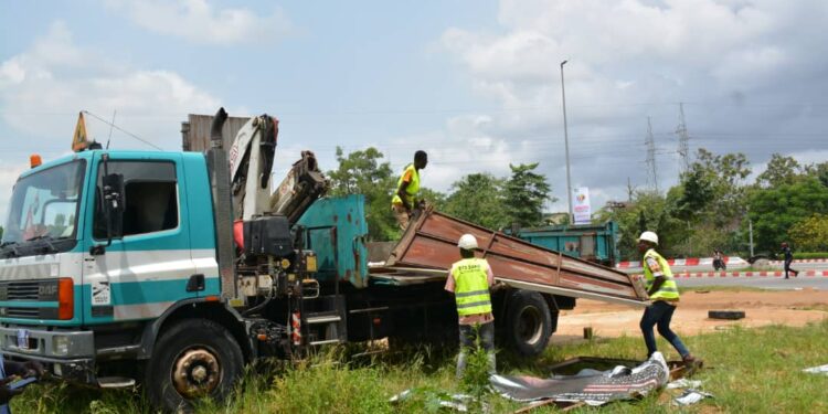 Amadou Coulibaly lance une vaste opération de démantèlement des panneaux irréguliers