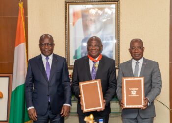 Diplomatie/Santé: Léon Adom Kacou décore l’ancien représentant résident de l’OMS