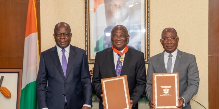 Diplomatie/Santé: Léon Adom Kacou décore l’ancien représentant résident de l’OMS