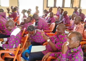 Tiébissou: le COGES, les enseignants et les Conseillers échangent pour améliorer le rendement de l’école