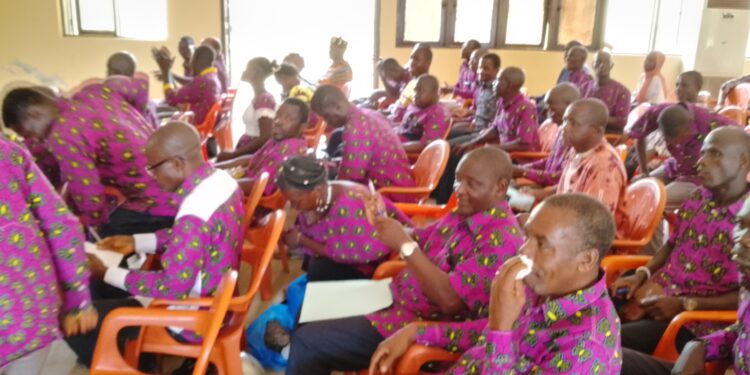 Tiébissou: le COGES, les enseignants et les Conseillers échangent pour améliorer le rendement de l’école