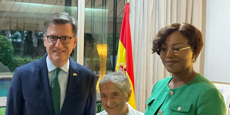 Koumassi : Maria Teresa élevée au grade d’officier de l’Ordre d’Isabelle la Catholique