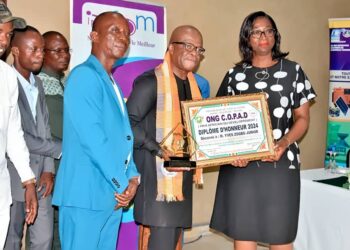 Distinction : Yves Zogbo reçoit le micro d’or du Cercle des Ebony