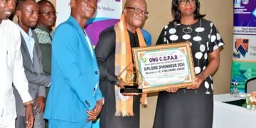 Distinction : Yves Zogbo reçoit le micro d’or du Cercle des Ebony