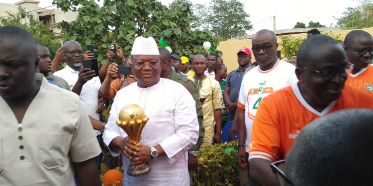 Korhogo : le trophée de la CAN présenté au ministre Amadou Coulibaly