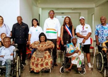 Koumassi/Action sociale : la mairie et ses partenaires offrent des fauteuils roulants aux personnes handicapées.