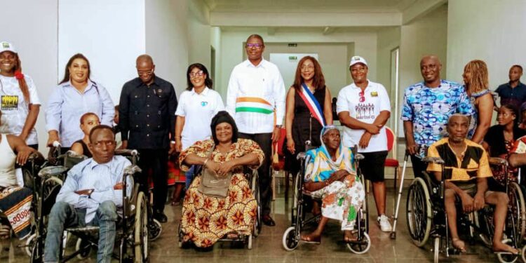 Koumassi/Action sociale : la mairie et ses partenaires offrent des fauteuils roulants aux personnes handicapées.