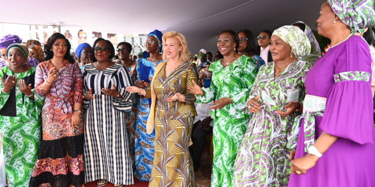 Hommage au Président Alassane Ouattara : Dominique Ouattara invite les femmes à une synergie d’action