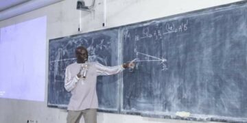 Cours à l&rsquo;UFR SSMT : Le ministre Adama Diawara donne un bel exemple !