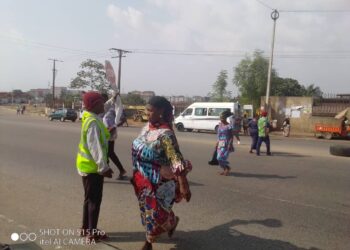 (Reportage) Axe Adjamé-Anyama : Des traversées dangereuses pour les personnes âgées faute de ponts piéton