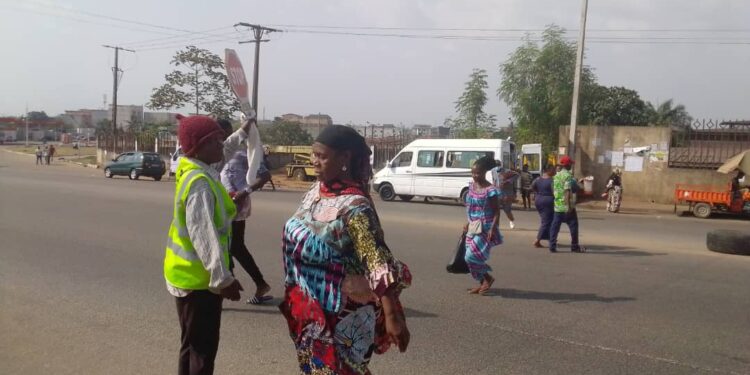 (Reportage) Axe Adjamé-Anyama : Des traversées dangereuses pour les personnes âgées faute de ponts piéton