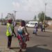 (Reportage) Axe Adjamé-Anyama : Des traversées dangereuses pour les personnes âgées faute de ponts piéton