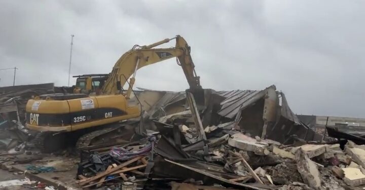 Abobo: la démolition du Grand marché, en vue de sa reconstruction a débuté