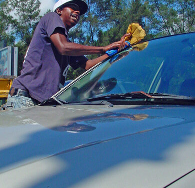 (Enquête Express) Lavage de pare-brise: Quand des enfants risquent leur vie pour des jetons