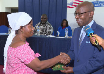 Libéria: La Côte d’Ivoire remet 280 passeports aux ex-réfugiés ivoiriens