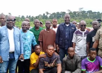 Tiassalé: les jeunes de Morokro chez Assalé Tiémoko, assurent être désormais avec Alpha Sanogo.