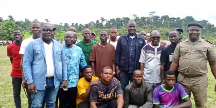 Tiassalé: les jeunes de Morokro chez Assalé Tiémoko, assurent être désormais avec Alpha Sanogo.