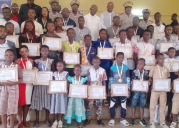 Tiébissou: 21 enseignants et 35 élèves et plusieurs établissements scolaires primés par Charles Kouassi