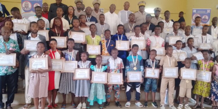 Tiébissou: 21 enseignants et 35 élèves et plusieurs établissements scolaires primés par Charles Kouassi