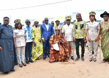 EN IMAGE LA CEREMONIE 𝐃’𝐈𝐍𝐓𝐑𝐎𝐍𝐈𝐒𝐀𝐓𝐈𝐎𝐍 𝐃𝐔 𝐂𝐇𝐄𝐅 𝐃𝐔 𝐕𝐈𝐋𝐋𝐀𝐆𝐄 𝐃𝐄 𝐁𝐎𝐔𝐃𝐎𝐔𝐊𝐎𝐔 (𝐃𝐈𝐕𝐎) EN PRESENCE DU 𝐃𝐫 𝐀𝐦é𝐝𝐞 𝐊𝐨𝐟𝐟𝐢 𝐊𝐎𝐔𝐀𝐊𝐎𝐔, 𝐏𝐫é𝐬𝐢𝐝𝐞𝐧𝐭 𝐝𝐮 𝐂𝐨𝐧𝐬𝐞𝐢𝐥 𝐑é𝐠𝐢𝐨𝐧𝐚𝐥 𝐝𝐮 𝐋O𝐡-𝐃𝐣𝐢𝐛𝐨𝐮𝐚