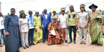 EN IMAGE LA CEREMONIE 𝐃’𝐈𝐍𝐓𝐑𝐎𝐍𝐈𝐒𝐀𝐓𝐈𝐎𝐍 𝐃𝐔 𝐂𝐇𝐄𝐅 𝐃𝐔 𝐕𝐈𝐋𝐋𝐀𝐆𝐄 𝐃𝐄 𝐁𝐎𝐔𝐃𝐎𝐔𝐊𝐎𝐔 (𝐃𝐈𝐕𝐎) EN PRESENCE DU 𝐃𝐫 𝐀𝐦é𝐝𝐞 𝐊𝐨𝐟𝐟𝐢 𝐊𝐎𝐔𝐀𝐊𝐎𝐔, 𝐏𝐫é𝐬𝐢𝐝𝐞𝐧𝐭 𝐝𝐮 𝐂𝐨𝐧𝐬𝐞𝐢𝐥 𝐑é𝐠𝐢𝐨𝐧𝐚𝐥 𝐝𝐮 𝐋O𝐡-𝐃𝐣𝐢𝐛𝐨𝐮𝐚