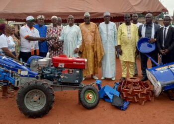 Kamassela/Appui au monde agricole : Diabaté Ange Kader offre un motoculteur multifonctionnel à la jeunesse 
