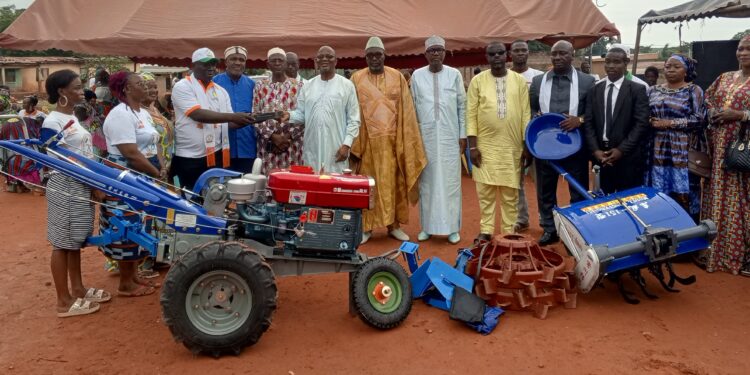Kamassela/Appui au monde agricole : Diabaté Ange Kader offre un motoculteur multifonctionnel à la jeunesse 