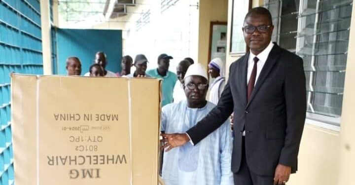 Koumassi : le maire Balley Narcisse fait don de matériel médical au centre communautaire Oasis