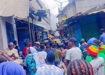 Côte d&rsquo;Ivoire: le black market d&rsquo;Adjamé en feu, les pompiers sur place